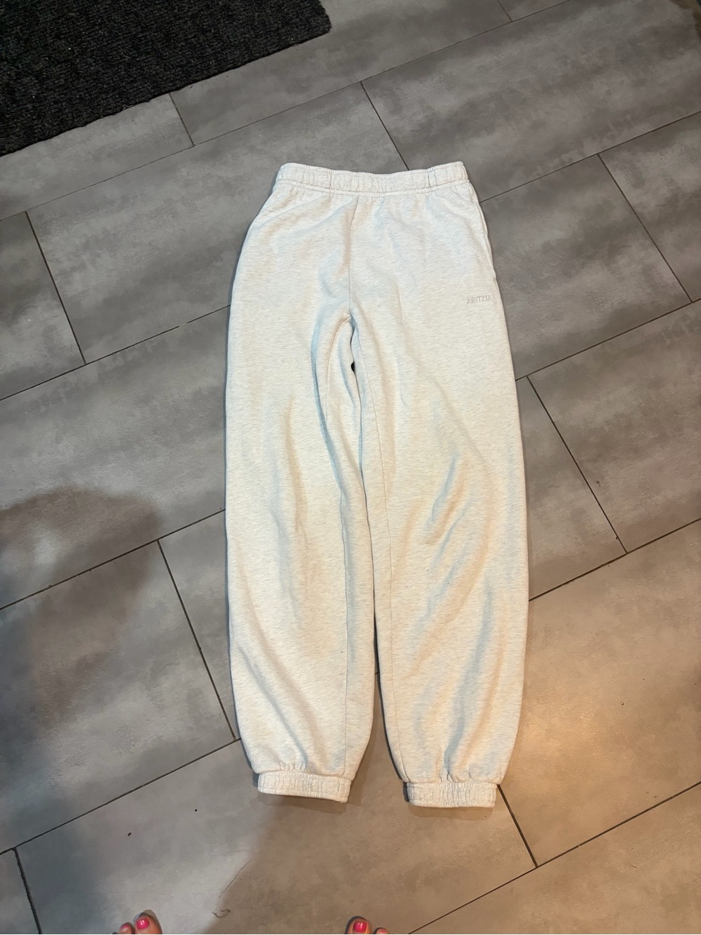 Aritzia Light Gray Elastic Cuff Joggers